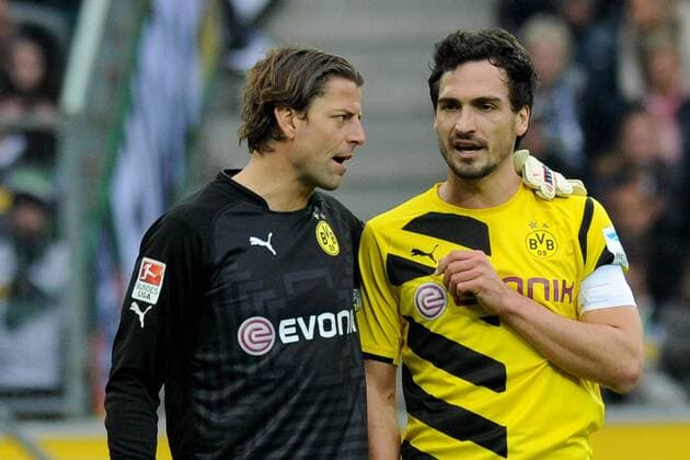 Fußball 1. Bundesliga 28. Spieltag Borussia Mönchengladbach - Borussia Dortmund am 11.04.2015 im Borussia-Park in Mönchengladbach Roman Weidenfeller ( Dortmund ), links - Mats Hummels ( Dortmund ), rechts