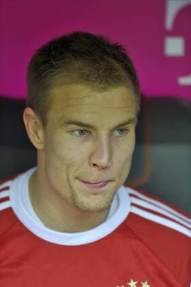 11.04.2015, Fussball 1.Bundesliga 2014 2015, 28.Spieltag, FC Bayern München - Eintracht Frankfurt, in der Allianz-Arena München. Holger Badstuber (München) nachdenklich auf der Ersatzbank. 