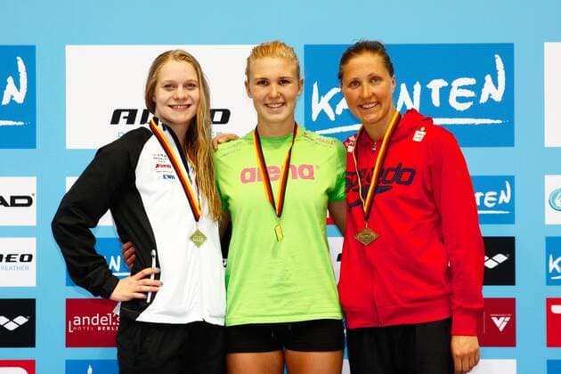 Die Siegerinnen über 100-Meter Brust (v.l.n.r.): Laura Simon (SG EWR Rheinhessen-Mainz), Vanessa Grimberg (SVR Stuttgart) und Caroline Ruhnau (SG Essen), Deutsche Meisterschaften 2015, Schwimmen, 11.04.2015 EP_mht