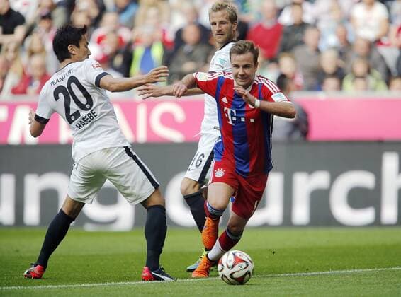 V.li. Makoto Hasebe (Frankf) , Mario Götze (FCB) . FC Bayern München-Eintracht Frankfurt. München, GER, 11.04.2015, 28. Spieltag Fussball-Bundesliga 2014-2015.