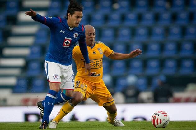 Cruz Azul s Xavier Baez (L) vies with Tigres Egidio Arevalo during a match of the 2015 Closing Tournament of the MX League in Mexico City, capital of Mexico, on April 11, 2015. Pedro Mera) (da) (SP)MEXICO-MEXICO CITY-SOCCER-CRUZ AZUL VS TIGRES e PedroxMera 