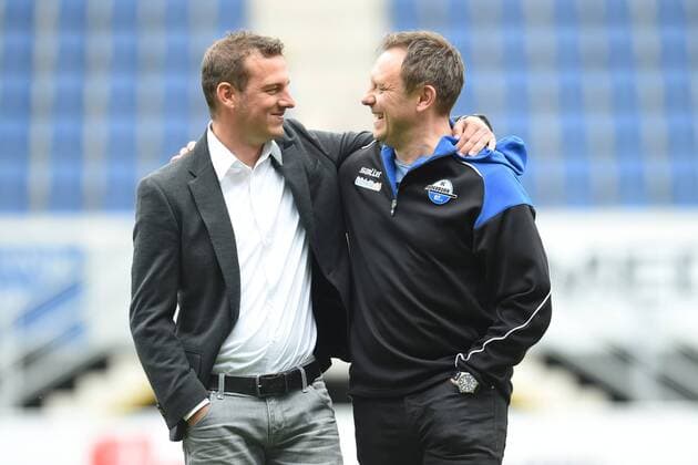 Paderborn, Deutschland 11. April 2015: 1. Bundesliga 14 15 - SC Paderborn 07 vs. FC Augsburg. Trainer Markus Weinzierl (Augsburg) und Trainer Andre Breitenreiter (Paderborn) umarmen sich. mt