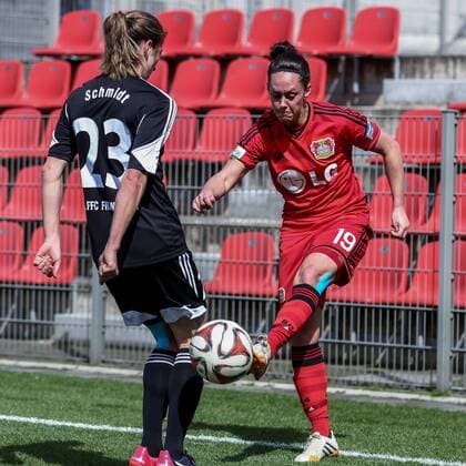 v.li.: Bianca Schmidt (1. FFC Frankfurt), Lisa Schwab (Bayer 04 Leverkusen), Fussball, Allianz Frauen-Bundesliga, Bayer 04 Leverkusen - 1. FFC Frankfurt, xbhx