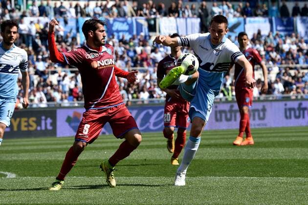 12.04.2015. Rome, Italy. Serie A Football. Lazio Roma versus FC Empoli. Stefan De Vrij (Laz) challenges Riccardo Saponara (Emp) xGiuseppexMaffiax  ActionPlus11612775