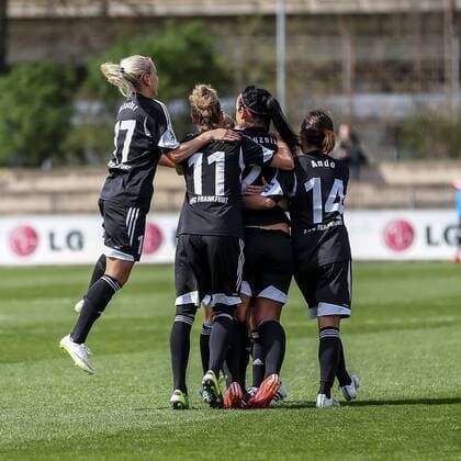 v.li.: Torjubel, 1. FFC Frankfurt, Jubel, Torjubel, Torerfolg, celebrate the goal, goal, celebration, Jubel ueber das Tor, optimistisch, Action, Aktion, Fussball, Allianz Frauen-Bundesliga, Bayer 04 Leverkusen - 1. FFC Frankfurt, xbhx