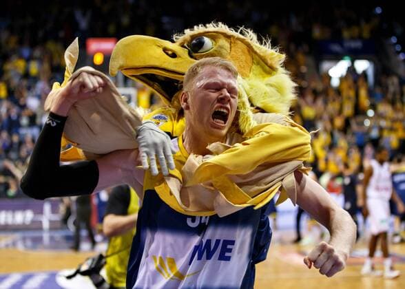 Oldenburg, Niedersachsen, DEU, 12.04.2015, Philipp Neumann (EWE Baskets Oldenburg) und Maskottchen Hubird jublen nach dem Schlusspfiff. Brose Baskets Bamberg vs. EWE Baskets Oldenburg. Beko BBL Top-Four Finale. 1. Basketball-Bundesliga Saison 2014 2015, Grosse EWE Arena. BBL Pokal Finale Brose Baskets Bamberg vs. EWE Baskets Oldenburg