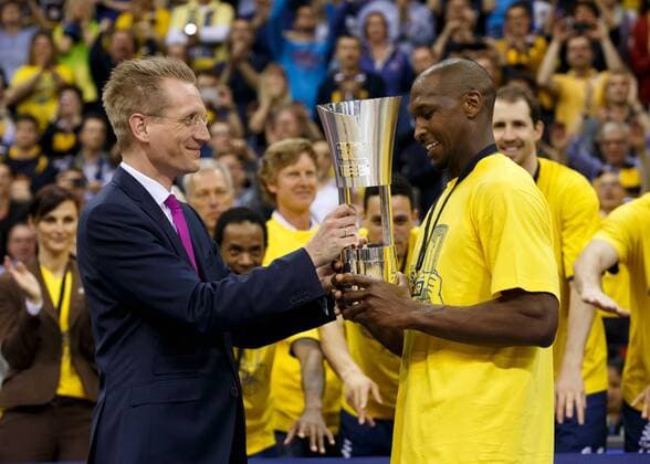 Oldenburg, Niedersachsen, DEU, 12.04.2015, Rickey Paulding (rechts, EWE Baskets Oldenburg) und BBL Geschaeftsfuehrer Jan Pommer (links) waehrend der Siegerehrung. Brose Baskets Bamberg vs. EWE Baskets Oldenburg. Beko BBL Top-Four Finale. 1. Basketball-Bundesliga Saison 2014 2015, Grosse EWE Arena. BBL Pokal Finale Brose Baskets Bamberg vs. EWE Baskets Oldenburg