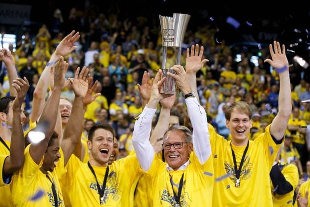 Oldenburg, Niedersachsen, DEU, 12.04.2015, EWE Geschaeftsfuehrer Hermann Schueller praesentiert zusammen mit dem Team den Pokal. Von links: Casper Ware, Chris Kramer und Robin Smeulders (rechts). Brose Baskets Bamberg vs. EWE Baskets Oldenburg. Beko BBL Top-Four Finale. 1. Basketball-Bundesliga Saison 2014 2015, Grosse EWE Arena. BBL Pokal Finale Brose Baskets Bamberg vs. EWE Baskets Oldenburg