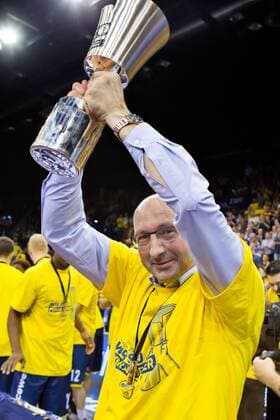Oldenburg, Niedersachsen, DEU, 12.04.2015, Head-Coach Mladen Drijencic (EWE Baskets Oldenburg) praesentiert waehrend der Siegerehrung den Pokal. Brose Baskets Bamberg vs. EWE Baskets Oldenburg. Beko BBL Top-Four Finale. 1. Basketball-Bundesliga Saison 2014 2015, Grosse EWE Arena. BBL Pokal Finale Brose Baskets Bamberg vs. EWE Baskets Oldenburg