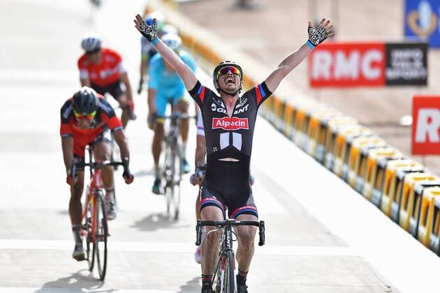 John DEGENKOLB ( GER Giant Alpecin ) gewinnt nach Mailand San Remo auch Paris Roubaix - Finish - Ziel - Jubel - Freude - Emotionen - Mimik - Gestik - Aktion - Rennszene - Querformat - quer - horizontal - Event Veranstaltung: Paris - Roubaix 2015 - Compiegne nach Roubaix Velodrome 000.0 km - Location Ort: Roubaix Velodrome - France - Frankreich - Europe - Europa - Date Datum: 12.04.2015