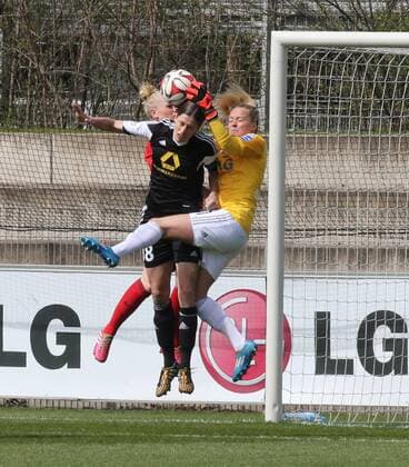 Frauen Bundesliga, 19. Spieltag, Saison 2014 2015, Bayer Leverkusen - 1. FFC Frankfurt. -- Lisa Schmitz ( Bayer Leverkusen ) fängt den Ball vor Kerstin Garefrekes ( 1. FFC Frankfurt )