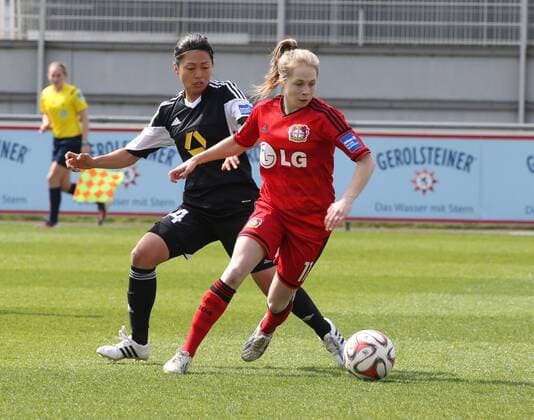 Frauen Bundesliga, 19. Spieltag, Saison 2014 2015, Bayer Leverkusen - 1. FFC Frankfurt. -- Kozue Ando (1. FFC Frankfurt links) und Theresa Panfil (Leverkusen )