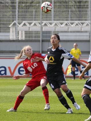 Frauen Bundesliga, 19. Spieltag, Saison 2014 2015, Bayer Leverkusen - 1. FFC Frankfurt. -- Kozue Ando (1. FFC Frankfurt rechts ) und Theresa Panfil (Leverkusen )