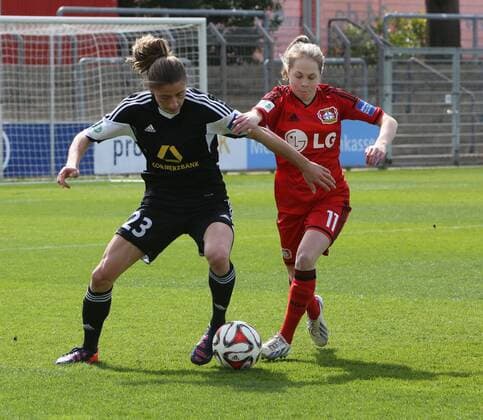 Frauen Bundesliga, 19. Spieltag, Saison 2014 2015, Bayer Leverkusen - 1. FFC Frankfurt. -- Bianca Schmidt (1. FFC Frankfurt links) und Theresa Panfil (Leverkusen )