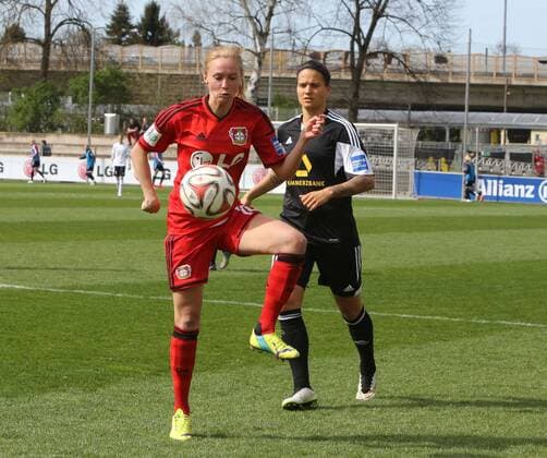 Frauen Bundesliga, 19. Spieltag, Saison 2014 2015, Bayer Leverkusen - 1. FFC Frankfurt. -- Turid Knaak (Leverkusen links) und Dzsenifer Marozsan ( 1. FFC Frankfurt )