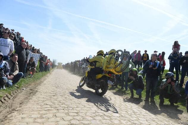 Neutrales Mavic Material Motorrad auf Kopfsteinpflaster 2015, Paris - Roubaix, Quievy a Saint - Python 
