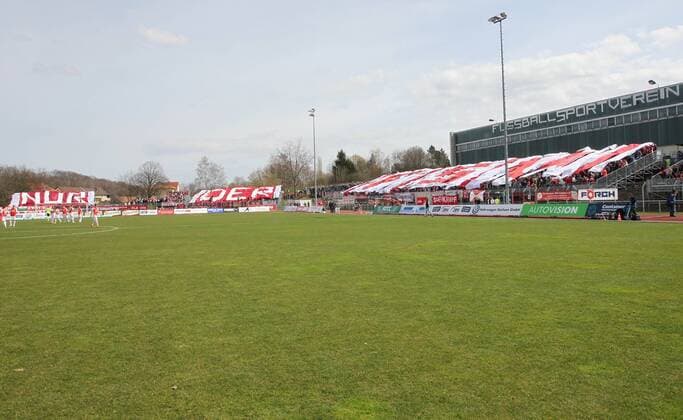 Zwickau, 12.04.2015, Sportforum Sojus 31, Fussball, Regionalliga Nordost, 24. Spieltag , Fans des FSV Zwickau zeigen eine Choreographie vor dem Spiel Nur der FSV. ,