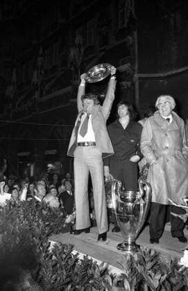 Empfang FC Bayern München nach Sieg im Finale um den Europapokal der Landesmeister und dem Gewinn der deutschen Meisterschaft: Torwart Sepp Maier präsentiert die Meisterschale, daneben Torwart Hugo Robl und Präsident Wilhelm Neudecker