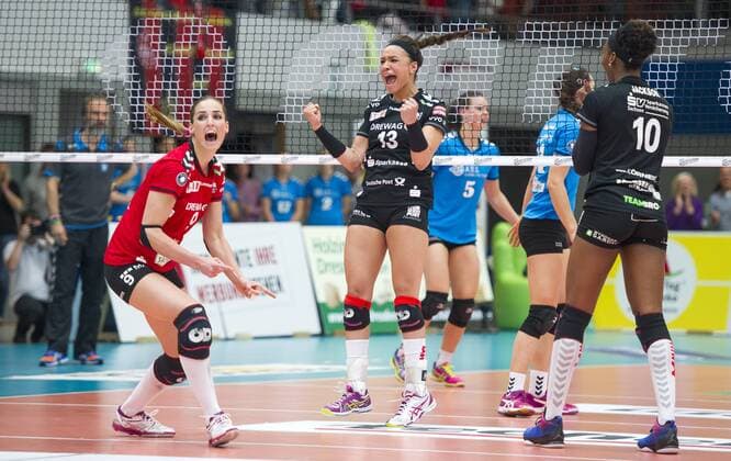 Volleyball, Damen, 1. Bundesliga, Saison 2014 2015, Play off, Halbfinale 3. Spiel, Dresdner SC (DSC) - VC Wiesbaden, Sonntag (12.04.2015), Margon Arena, Dresden. Dresdens v.l. Myrthe Schoot, Lisa Izquierdo und 10dsc jubeln nach dem Sieg. RM001
