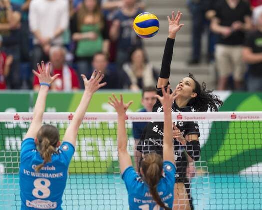 Volleyball, Damen, 1. Bundesliga, Saison 2014 2015, Play off, Halbfinale 3. Spiel, Dresdner SC (DSC) - VC Wiesbaden, Sonntag (12.04.2015), Margon Arena, Dresden. Dresdens Shanice Marcelle am Netz. RM001