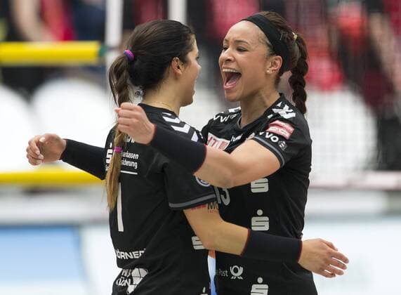 Volleyball, Damen, 1. Bundesliga, Saison 2014 2015, Play off, Halbfinale 3. Spiel, Dresdner SC (DSC) - VC Wiesbaden, Sonntag (12.04.2015), Margon Arena, Dresden. Dresdens Molly Kreklow (li.) und Lisa Izquierdo juebelnd. RM001