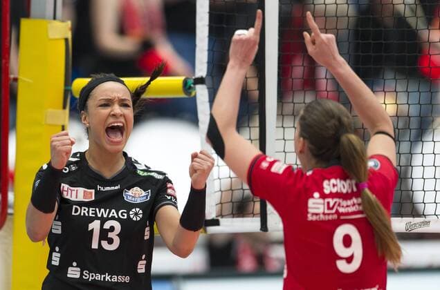 Volleyball, Damen, 1. Bundesliga, Saison 2014 2015, Play off, Halbfinale 3. Spiel, Dresdner SC (DSC) - VC Wiesbaden, Sonntag (12.04.2015), Margon Arena, Dresden. Dresdens Lisa Izquierdo (li.) und Myrthe Schoot jubeln im Spiel. RM001