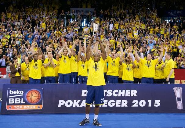 Basketball Oldenburg 12.04.2015 Beko BBL Top 4 Pokal Finale Baskets Bamberg - Baskets Oldenburg Oldenburg gewinnt 72:70 und ist Deutscher Pokalsieger 2015 Rickey Paulding (Oldenburg, No.23) mit Pokal