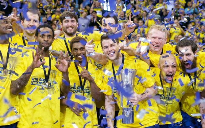 Basketball Oldenburg 12.04.2015 Beko BBL Top 4 Pokal Finale Baskets Bamberg - Baskets Oldenburg Oldenburg gewinnt 72:70 und ist Deutscher Pokalsieger 2015 Jubel Rickey Paulding (Oldenburg, No.23) Adam Chubb (Oldenburg, No.11) Julius Jenkins (Oldenburg, No.22) Casper Ware (Oldenburg, No.05) Chris Kramer (Oldenburg, No.04) Philipp Neumann (Oldenburg, No.34) Maurice Stuckey (Oldenburg, No.09) Nemanja Aleksandrov (Oldenburg, No.32)