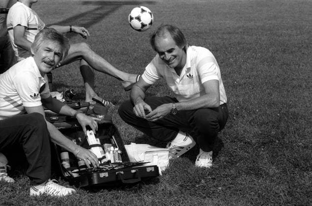 Training der deutschen Nationalmannschaft in Moskau: Physiotherapeut Adolf Katzenmeier (li.) und Mannschaftsarzt Prof. Dr. Heinz Liesen