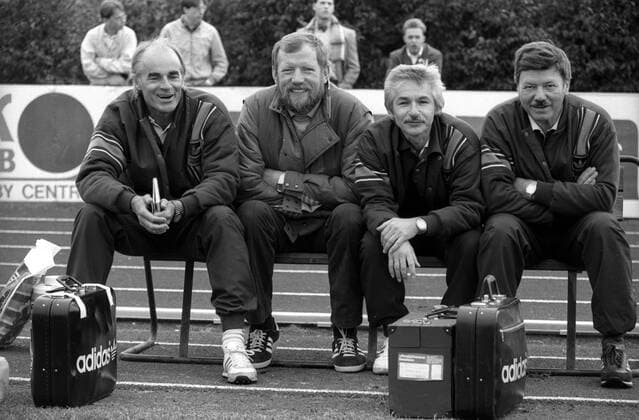 Training der deutschen Nationalmannschaft in Stockholm, v.li.: Mannschaftsarzt Prof. Dr. Heinz Liesen, Masseur Hans Montag, Physiotherapeut Adolf Katzenmeier und Mannschaftsarzt Prof. Dr. Heinrich Hess