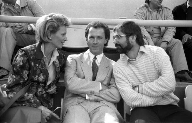 FC Bayern München - Hamburger SV: Franz Beckenbauer (mi.) neben seiner Lebensgefährtin Diana Sandmann und Gerd Müller (alle BR Deutschland) auf der Tribüne