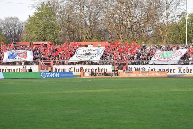 Fußball, Stadiongeschichte Rot-Weiß Oberhausen Fußball Niederrheinpokal Halbfinale Rot-Weiß Oberhausen - MSV Duisburg am 15.04.2015 im Stadion Niederrhein in Oberhausen Choreographie im Oberhausener Fanblock