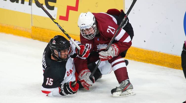 16.04.2015 Arena Zug , SCHWEIZ, Herren IIHF Eishockey Weltmeisterschaft U18 Kanada - Lettland Glenn Gawdin (li,Kanada U18) gegen Emils Ezitis (Lettland U18) ; Zweikampf , Aktion 