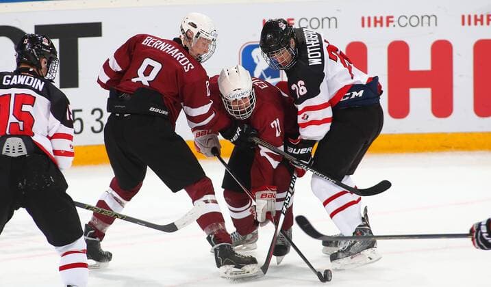 16.04.2015 Arena Zug , SCHWEIZ, Herren IIHF Eishockey Weltmeisterschaft U18 Kanada - Lettland Glenn Ricards Bernhards und Emils Ezitis (Lettland U18) gegen Parker Wotherspoon (Kanada U18) ; Zweikampf , Aktion 