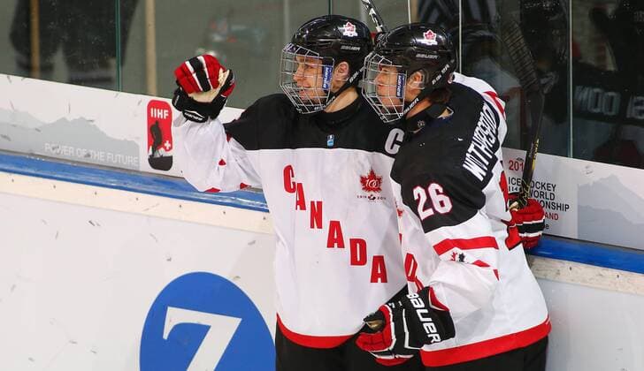 16.04.2015 Arena Zug , SCHWEIZ, Herren IIHF Eishockey Weltmeisterschaft U18 Kanada - Lettland Glenn Torjubel Mitchell Stephens - Parker Wotherspoon (Kanada U18) 