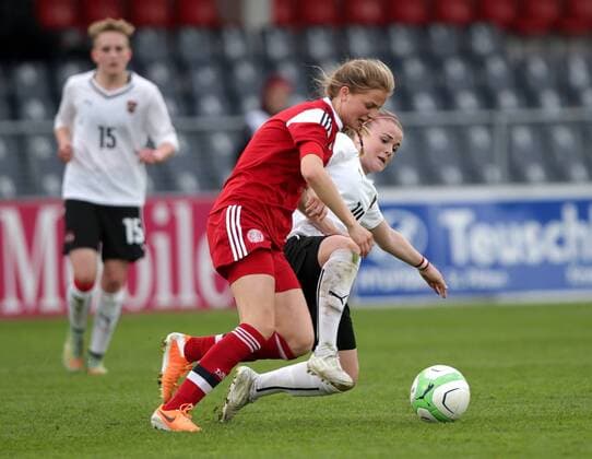 SOCCER - UEFA U17 U 17 EURO, quali, AUT vs DEN SANKT POELTEN,AUSTRIA,16.APR.15 - WOMEN SOCCER - UEFA Womens Under-17 European Championship EM Europameisterschaft 2015, qualification, OEFB international match Länderspiel Austria vs Denmark. Image shows Maria Moller Thomsen (DEN) and Julia Kofler (AUT). GEPAxpictures xWalterxLuger 