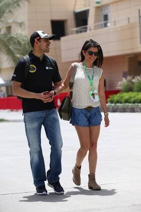 17.04.2015 - Pastor Maldonado (VEN) Lotus F1 Team E23 and his wife Bahrain Grand Prix, Sakhir 16 - 19 April 2015 