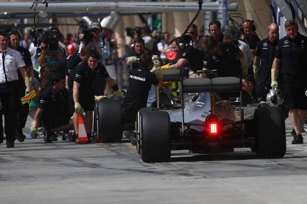 17.04.2015 - Free Practice 1, Lewis Hamilton (GBR) Mercedes AMG F1 W06 and Nico Rosberg (GER) Mercedes AMG F1 W06 Bahrain Grand Prix, Sakhir 16 - 19 April 2015 
