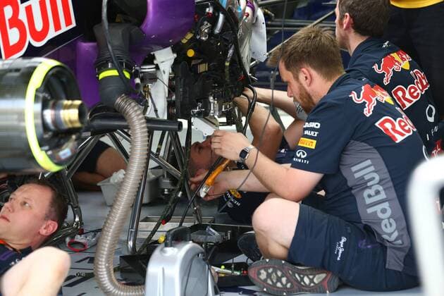 17.04.2015 - Mechanics Red Bull work on the car Bahrain Grand Prix, Sakhir 16 - 19 April 2015 