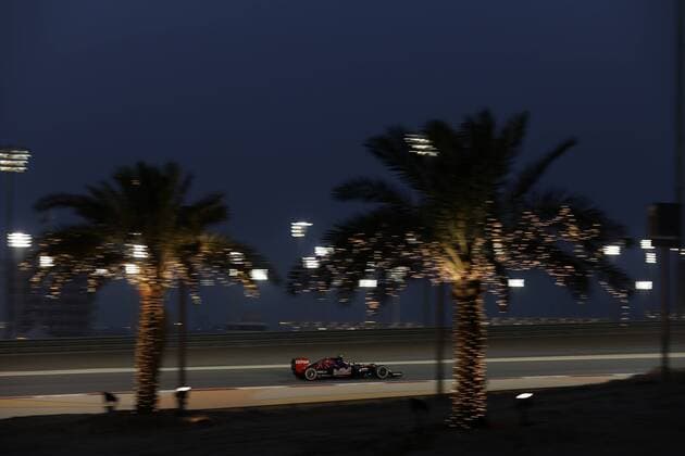 17.04.2015 - Free Practice 2, Carlos Sainz Jr (ESP) Scuderia Toro Rosso STR10 Bahrain Grand Prix, Sakhir 16 - 19 April 2015 