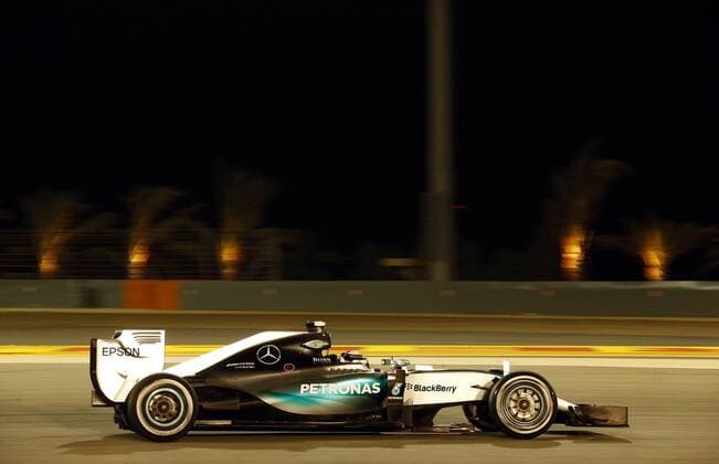 Motorsports: FIA Formula One World Championship WM Weltmeisterschaft 2015, Grand Prix of Bahrain, 44 Lewis Hamilton (GBR, Mercedes AMG Petronas Formula One Team), xHOCHxZWEIx