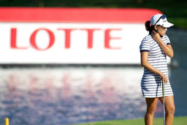 April 17, 2015 - I.K. Kim waits her turn on the 18th green during the third round of the Lotte Championship presented by Hershey at Ko Olina Golf Club in Kapolei, HI LPGA Golf Damen Golf 2015: Lotte Championship APR 17 - ZUMAc04_