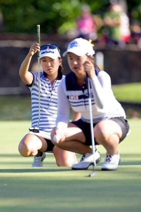 April 17, 2015 - I.K. Kim (left) lines up her putt at the same time as Sei Young Kim during the third round of the Lotte Championship presented by Hershey at Ko Olina Golf Club in Kapolei, HI LPGA Golf Damen Golf 2015: Lotte Championship APR 17 - ZUMAc04_