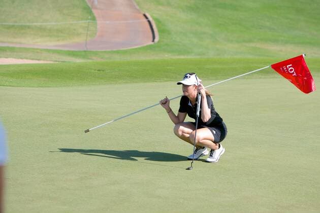 April 17, 2015 - Paula Creamer holds the 17th hole flag as she lines up her birdie putt during the third round of the Lotte Championship presented by Hershey at Ko Olina Golf Club in Kapolei, HI LPGA Golf Damen Golf 2015: Lotte Championship APR 17 - ZUMAc04_