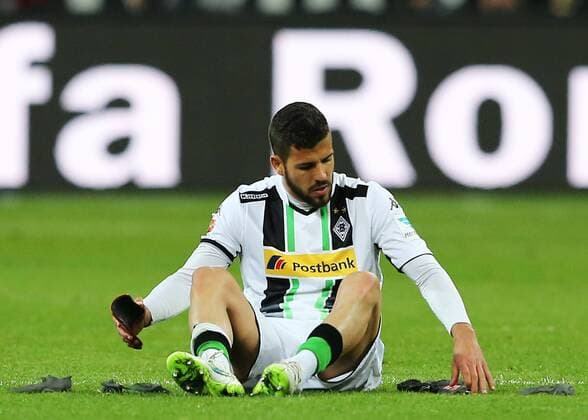 vl. Alvaro Dominguez (Borussia Moenchengladbach) nach dem Spiel enttaeuscht, enttaeuscht schauend Eintracht Frankfurt - Borussia Mönchengladbach, Fussball, 1. FBL, 17.04.2015 EP_tvr
