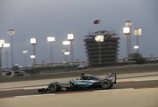 Motorsports: FIA Formula One World Championship WM Weltmeisterschaft 2015, Grand Prix of Bahrain, 44 Lewis Hamilton (GBR, Mercedes AMG Petronas Formula One Team), xHOCHxZWEIx