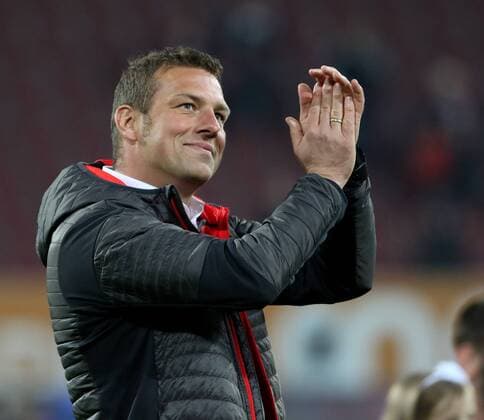 Markus Weinzierl (Trainer FC Augsburg), lacht, lachend, gut gelaunt, froehlich, nach dem Spiel, nach Spielschluss, FC Augsburg vs. VfB Stuttgart, 29. Spieltag, Saison 2014 2015, 18.04.2015,