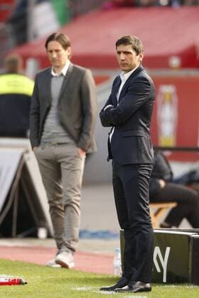 Leverkusen, Germany, 1. Fussball-Bundesliga, 29.Spieltag, Bayer Leverkusen : Hannover 96 4-0 in der Bay-Arena in Leverkusen am 18.04.2015 in Leverkusen Deutschland ; Trainer Tayfun KORKUT (H 96)
