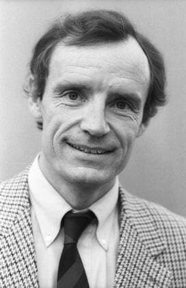 Jean-Claude Killy (Ski-Rennläufer) 02 86 scha Jean-Claude Killy im Februar 1986 Frankreich Franzose französischer Mann Ex ehemalig ehemaliger Skifahrer Skisportler Skisport Skirennläufer french male ski sportsman hoch Portrait lächelnd sw