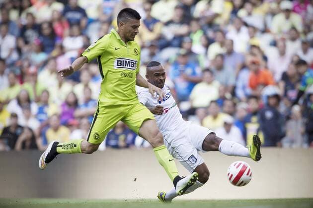 MEXICO CITY, April 18, 2015 -- America s Paolo Goltz (L) vies for the ball with Queretaro s William Da Silva during the match corresponding to the Day 14 of the 2015 Closing Tournament of the MX League, held in Azteca Stadium in Mexico City, capital of Mexico, April 18, 2015. Alejandro Ayala) (da) (SP)MEXICO-MEXICO CITY-SOCCER-AMERICA VS QUERETARO e AlejandroxAyala 